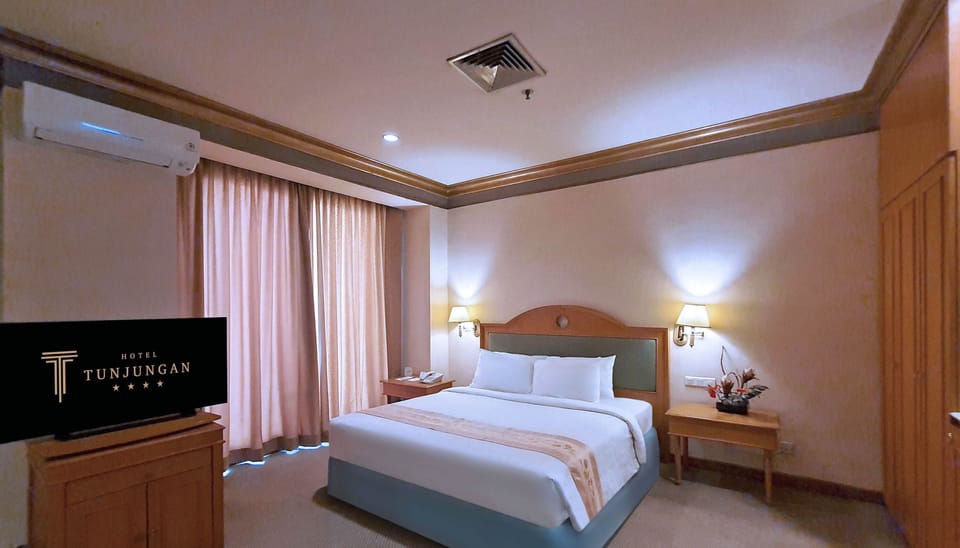 Business Suite | Premium bedding, in-room safe, desk, laptop workspace