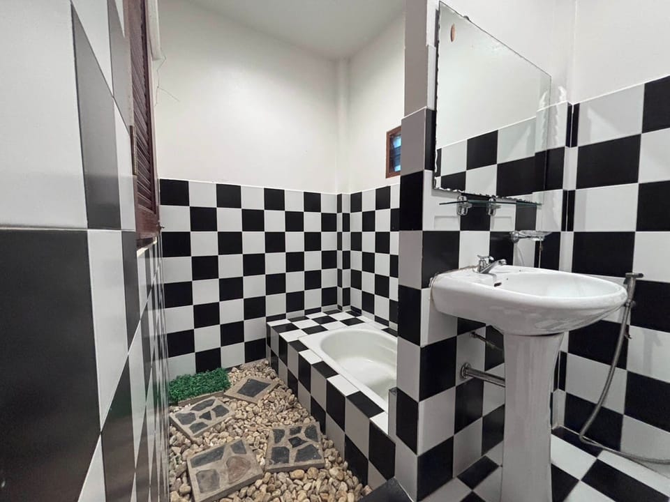 Family Suite | Bathroom | Free toiletries, hair dryer, towels