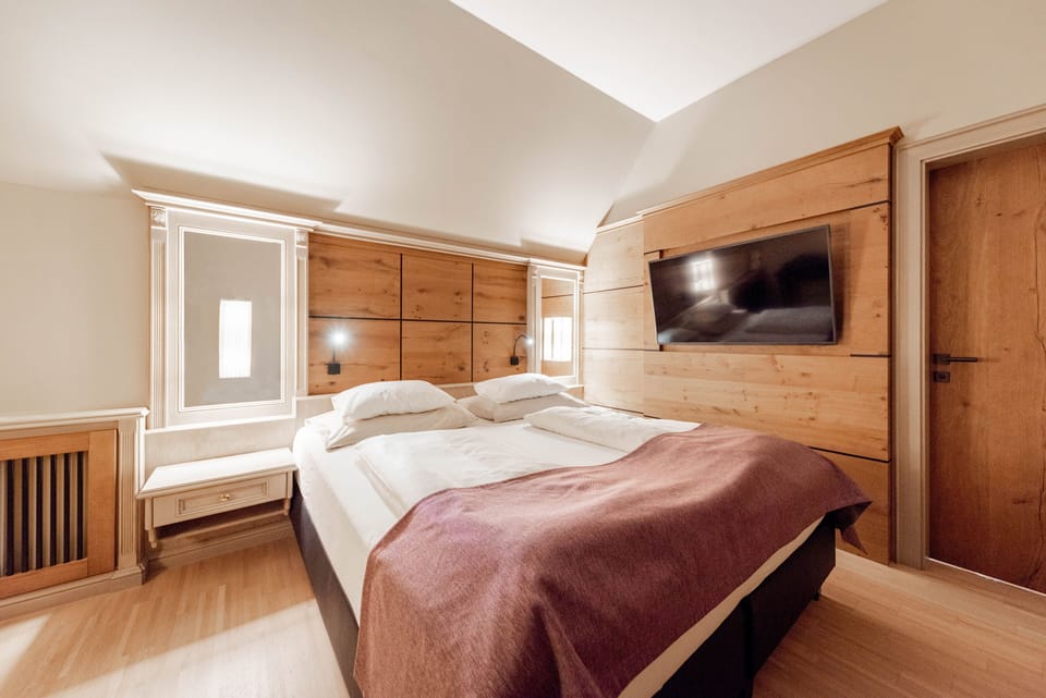 Junior Suite | Minibar, in-room safe, desk, soundproofing