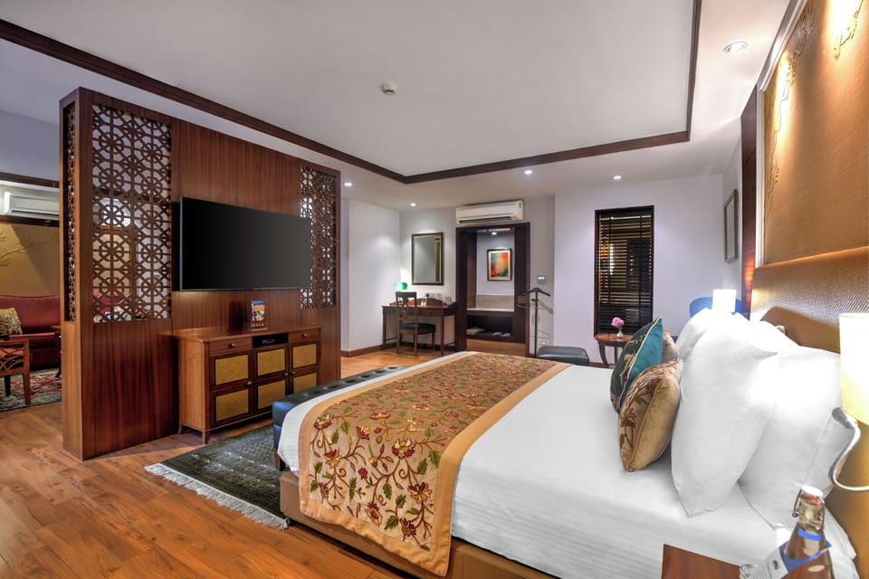Executive Suite (Executive Suite) | Minibar, in-room safe, desk, iron/ironing board