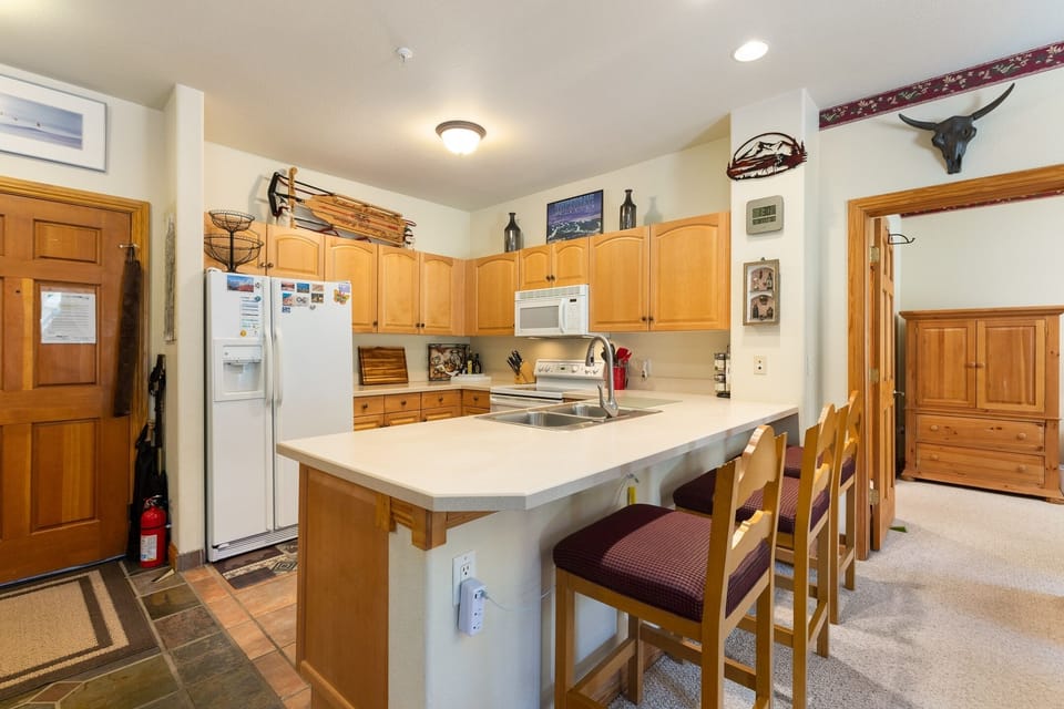 Condo, 3 Bedrooms | Private kitchen | Fridge, microwave, oven, dishwasher