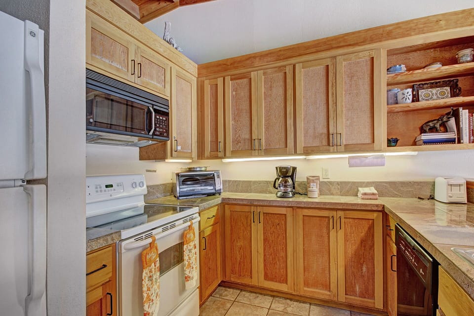 Condo, 2 Bedrooms | Private kitchen | Fridge, microwave, oven, stovetop