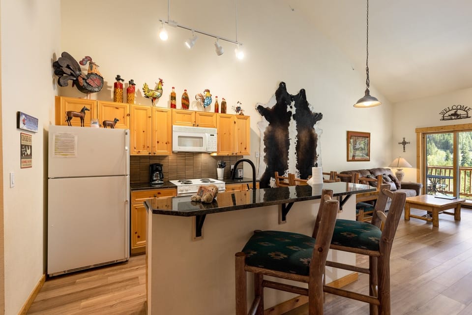 Cottage, 2 Bedrooms | Private kitchen | Full-size fridge, microwave, oven, stovetop