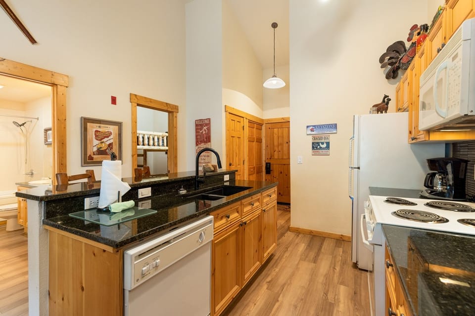 Cottage, 2 Bedrooms | Private kitchen | Full-size fridge, microwave, oven, stovetop