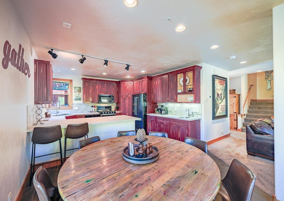 Condo, 4 Bedrooms | Private kitchen | Full-size fridge, microwave, oven, stovetop