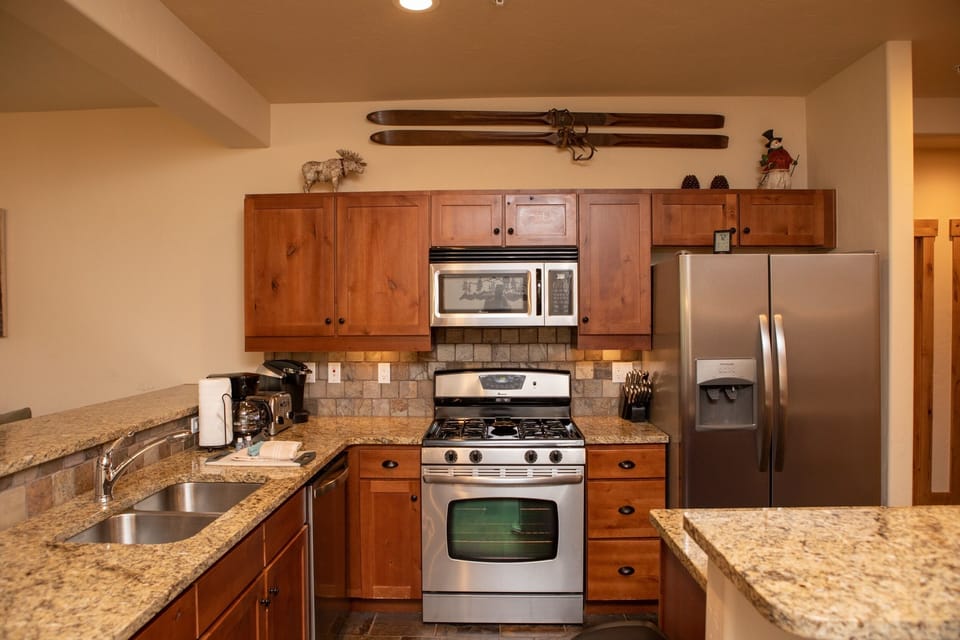 Townhome, 2 Bedrooms | Private kitchen | Full-size fridge, microwave, oven, stovetop
