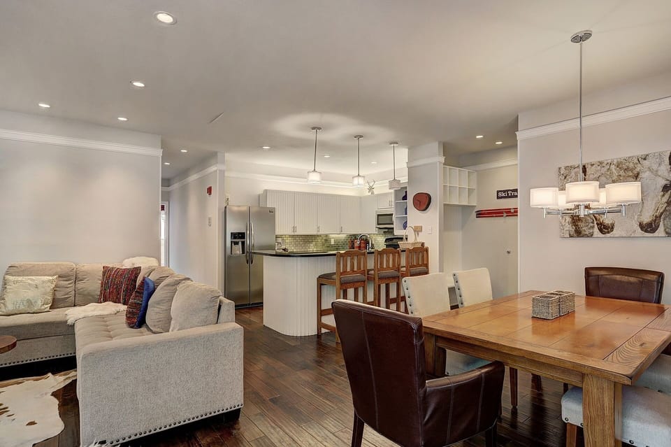 Condo, 2 Bedrooms | Dining