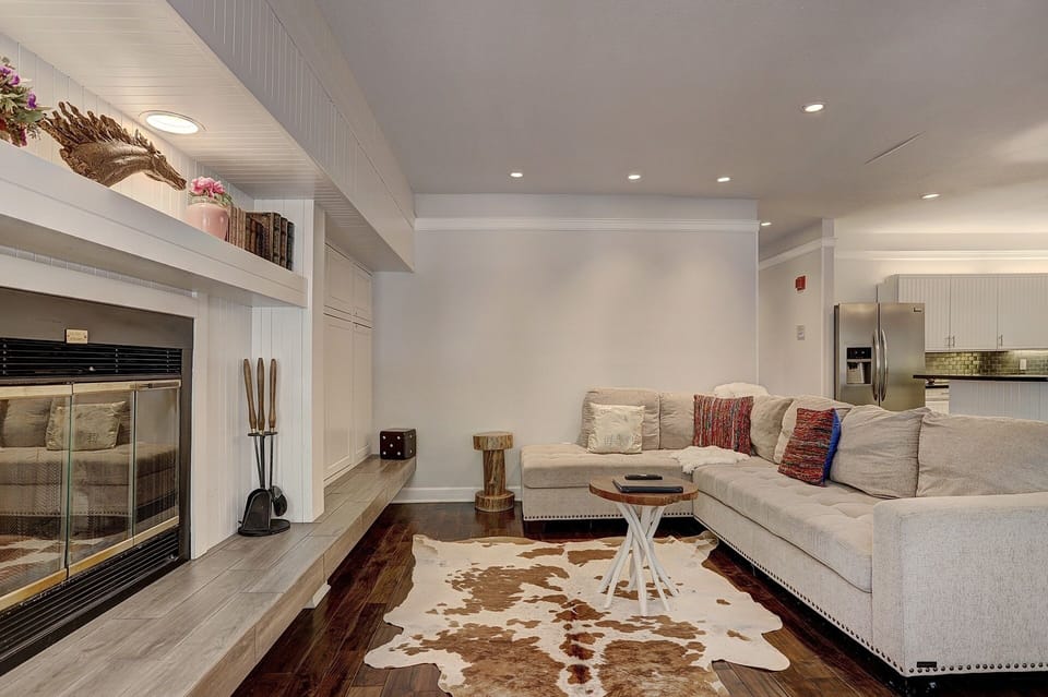 Condo, 2 Bedrooms | Living area | TV, fireplace
