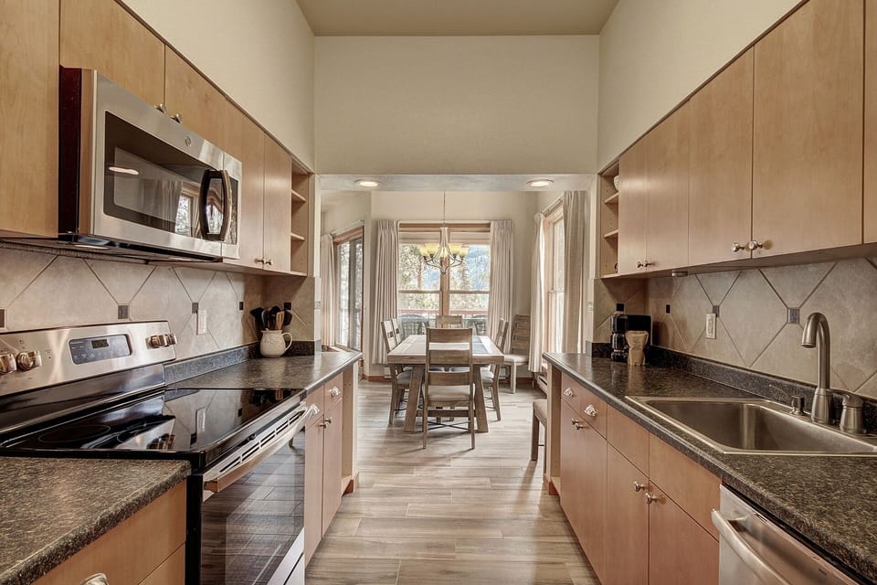 Full-size fridge, microwave, oven, stovetop