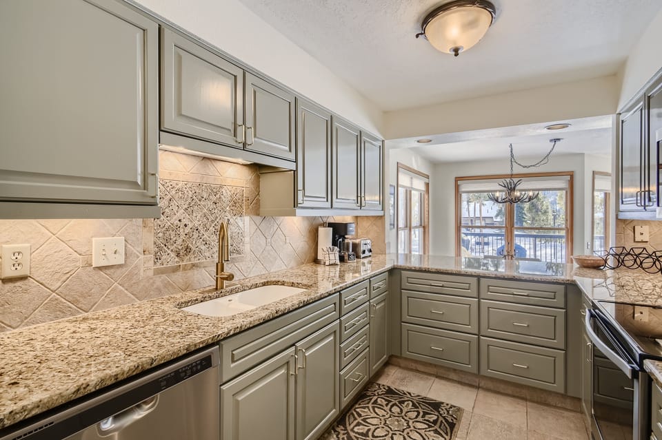 Condo, 3 Bedrooms | Private kitchen | Full-size fridge, microwave, oven, stovetop