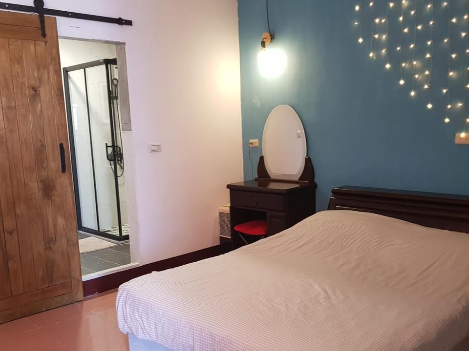 Desk, blackout drapes, free WiFi, bed sheets
