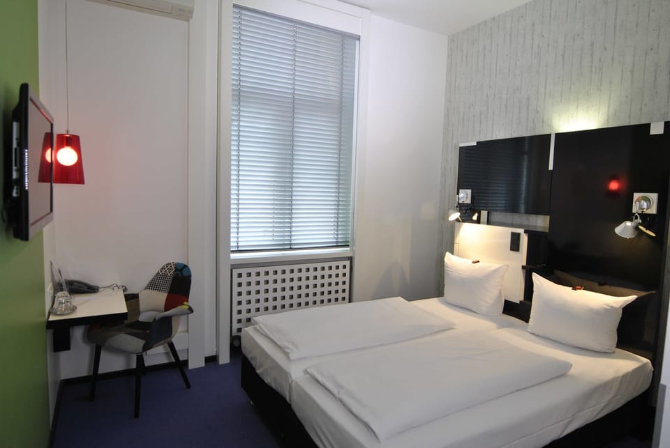 Standard Double Room | Desk, laptop workspace, blackout drapes, soundproofing