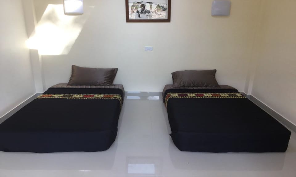 Twin Room | Desk, free WiFi