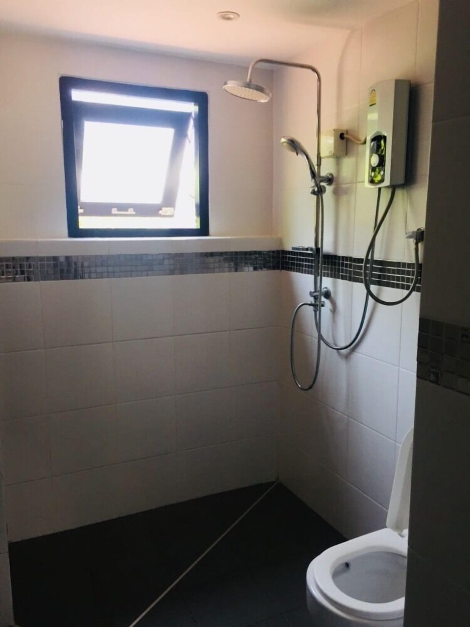 Family Room | Bathroom | Shower, rainfall showerhead, towels
