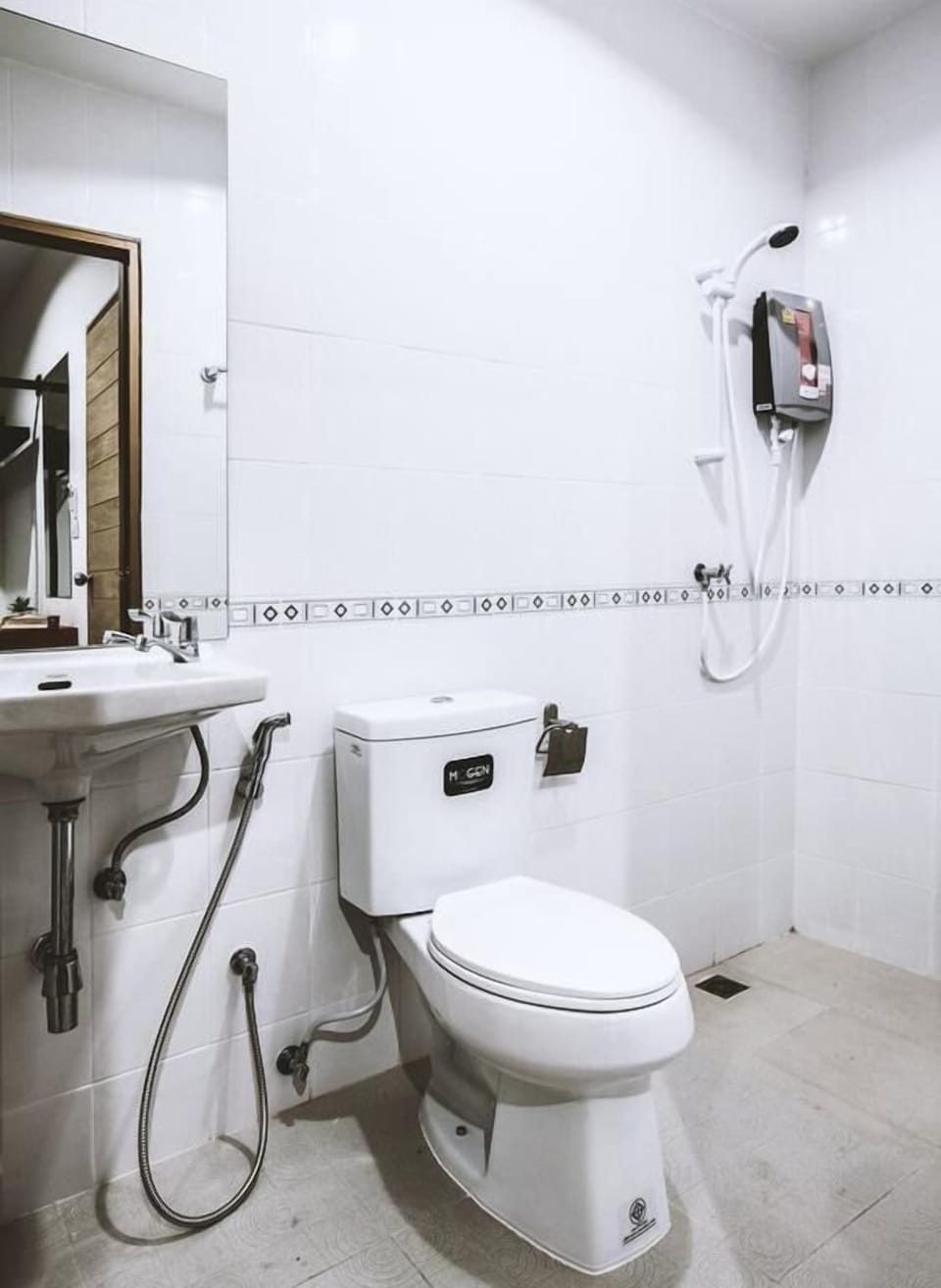 Shower, free toiletries, towels