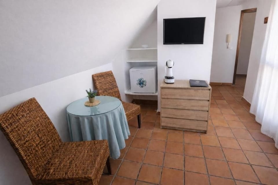 Economy Twin Room | Living area | Flat-screen TV, Netflix
