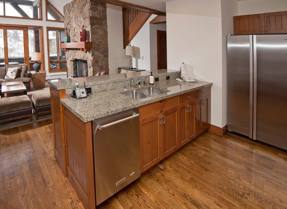 Condo, 3 Bedrooms | Private kitchen | Coffee/tea maker, fridge, microwave, oven