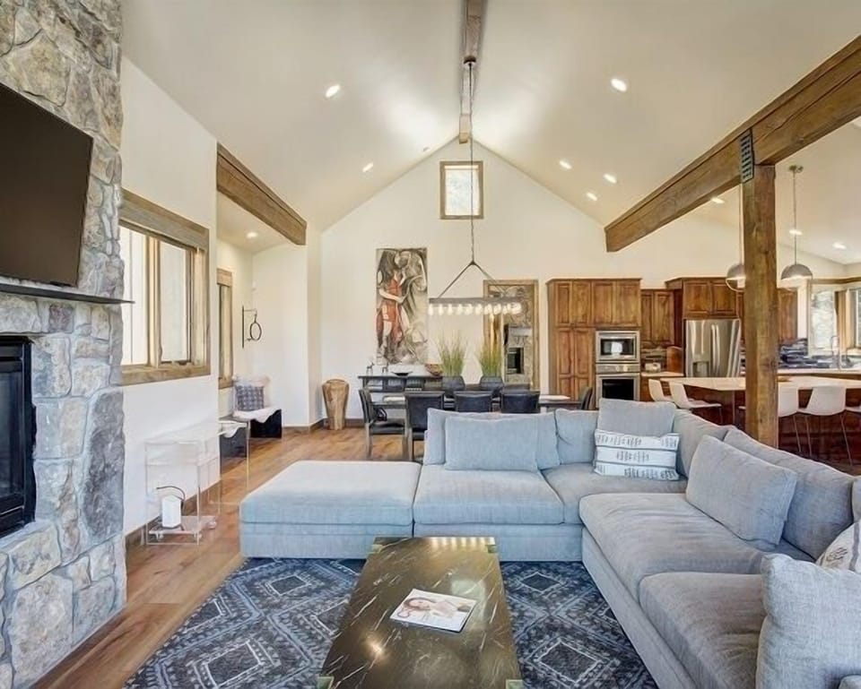 House, 4 Bedrooms | Living area | TV, fireplace, DVD player