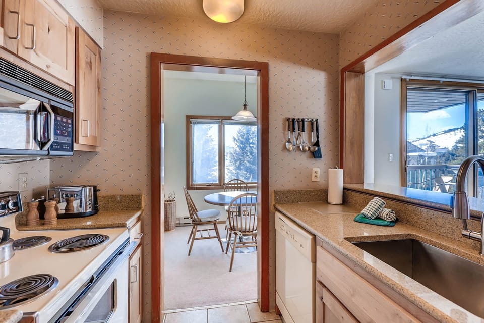 Studio | Private kitchen | Full-size fridge, microwave, oven, stovetop