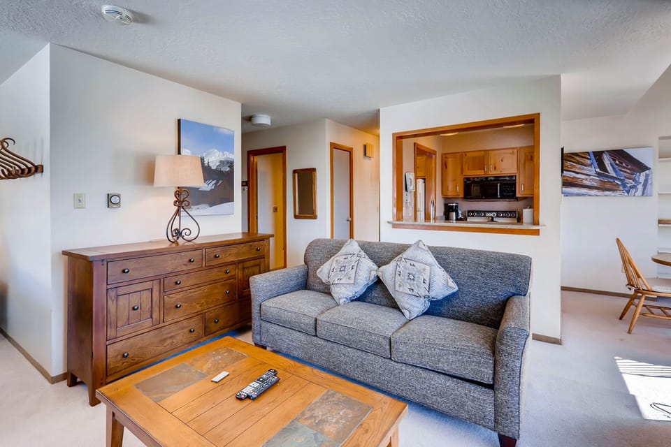 Studio | Living area | Flat-screen TV, fireplace