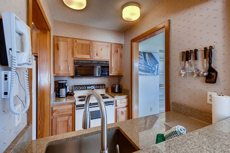 Studio | Private kitchen | Full-size fridge, microwave, oven, stovetop