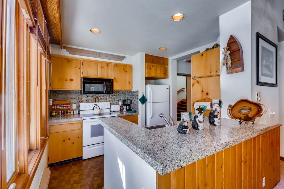 Condo, 1 Bedroom | Private kitchen | Full-size fridge, microwave, oven, stovetop