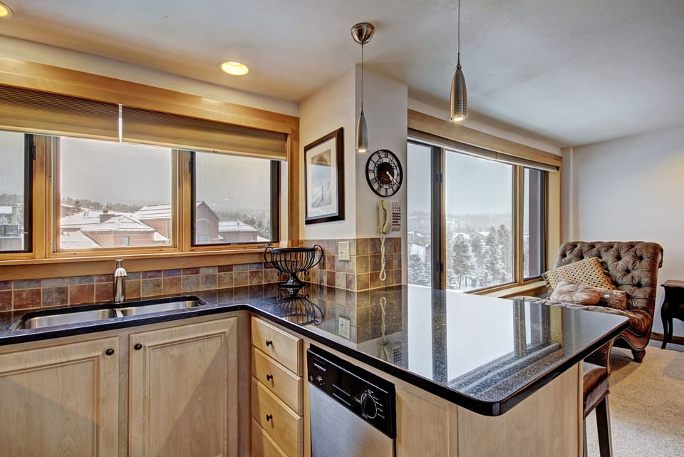 Studio | Private kitchen | Full-size fridge, microwave, oven, stovetop