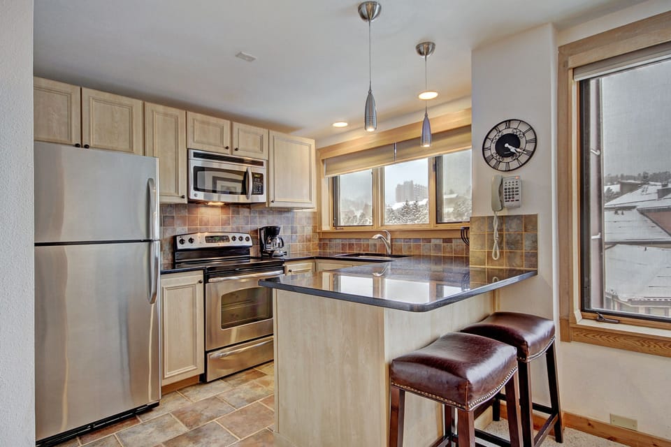 Studio | Private kitchen | Full-size fridge, microwave, oven, stovetop