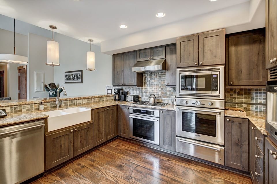 Condo, 4 Bedrooms | Private kitchen | Full-size fridge, microwave, oven, stovetop