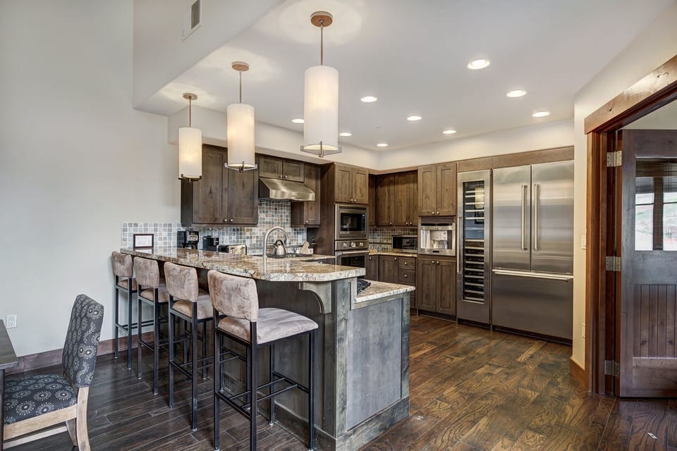 Condo, 4 Bedrooms | Private kitchen | Full-size fridge, microwave, oven, stovetop