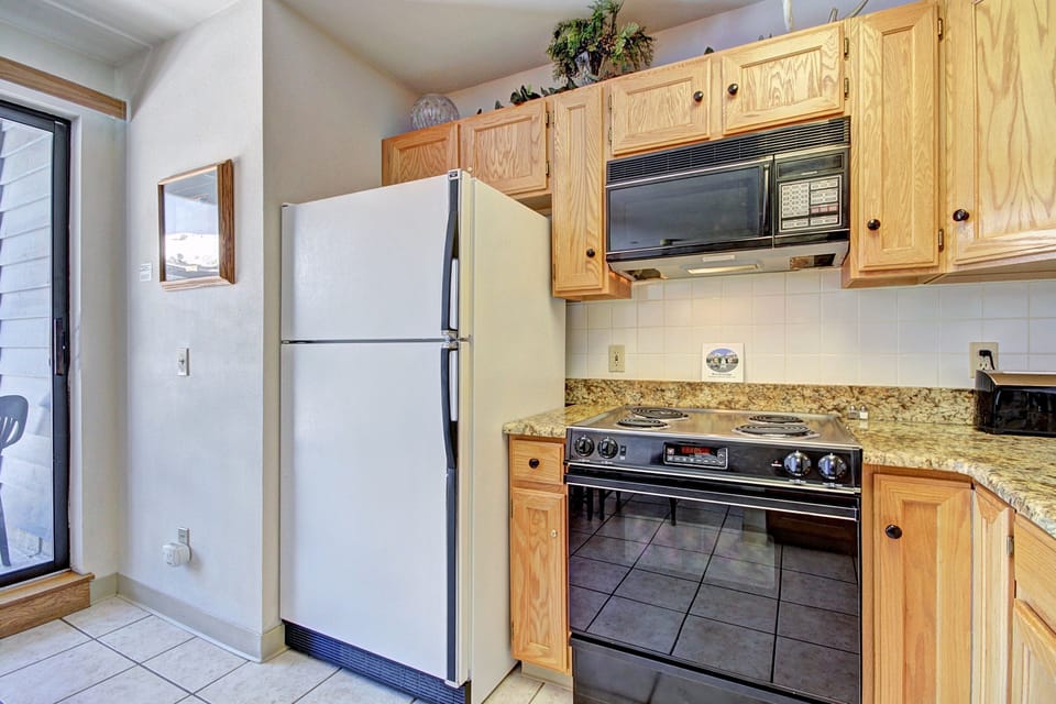 Studio | Private kitchen | Full-size fridge, microwave, oven, stovetop