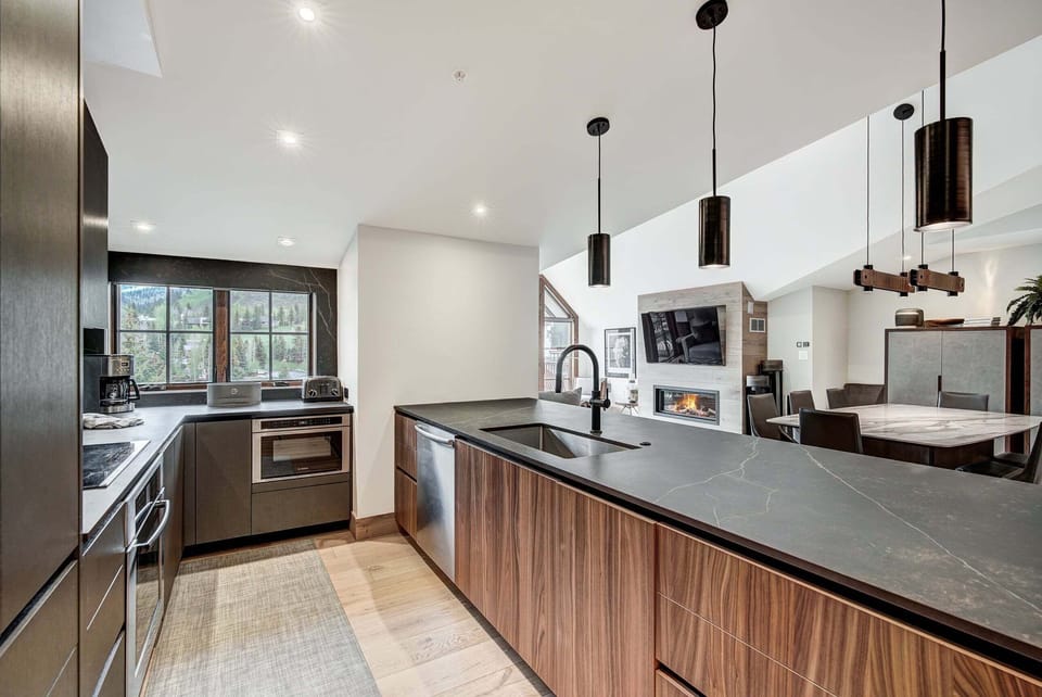 Condo, 4 Bedrooms | Private kitchen | Full-size fridge, microwave, oven, stovetop