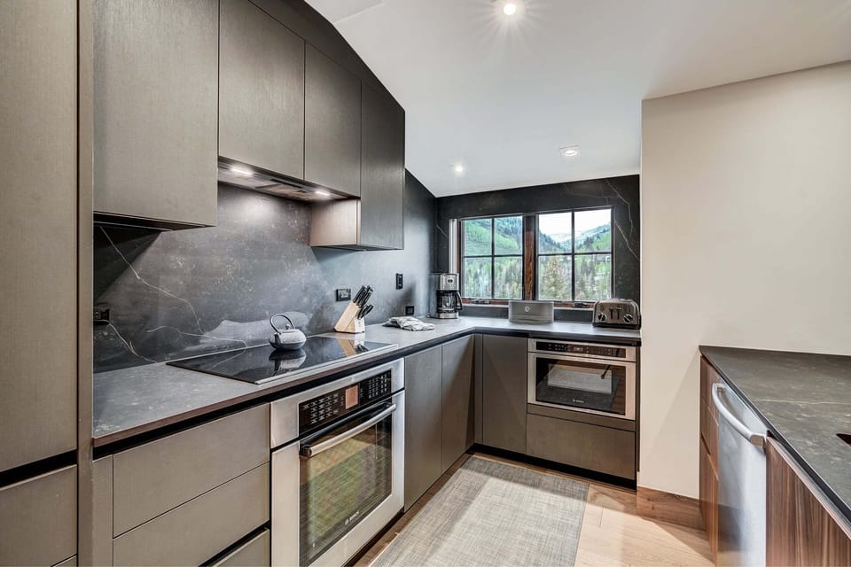 Condo, 4 Bedrooms | Private kitchen | Full-size fridge, microwave, oven, stovetop