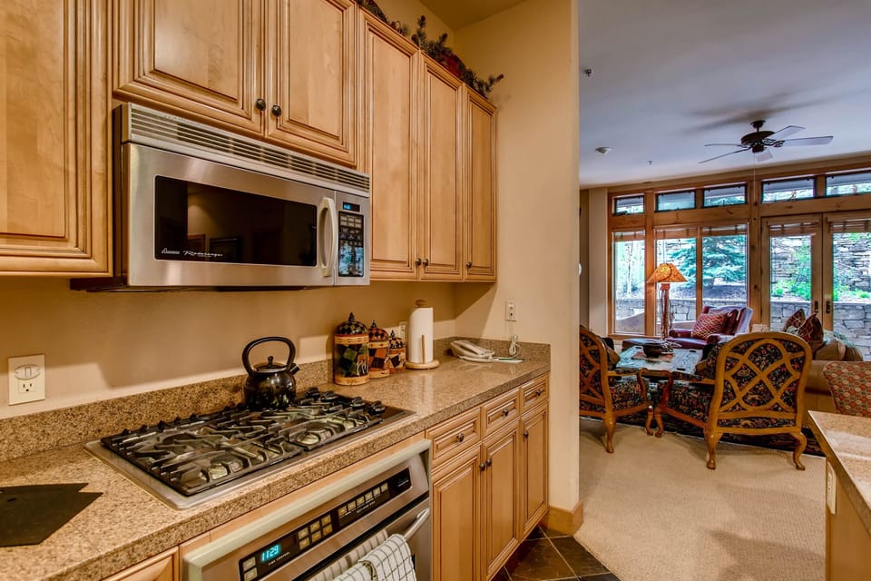 Condo, 3 Bedrooms | Private kitchen | Full-size fridge, microwave, oven, stovetop