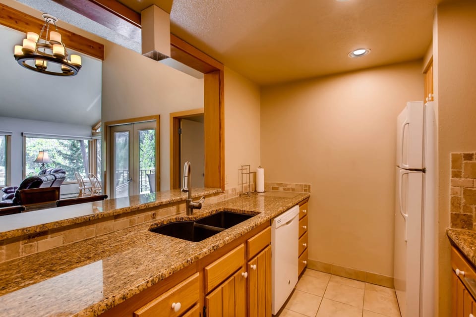 Condo, 3 Bedrooms | Private kitchen | Full-size fridge, microwave, oven, stovetop