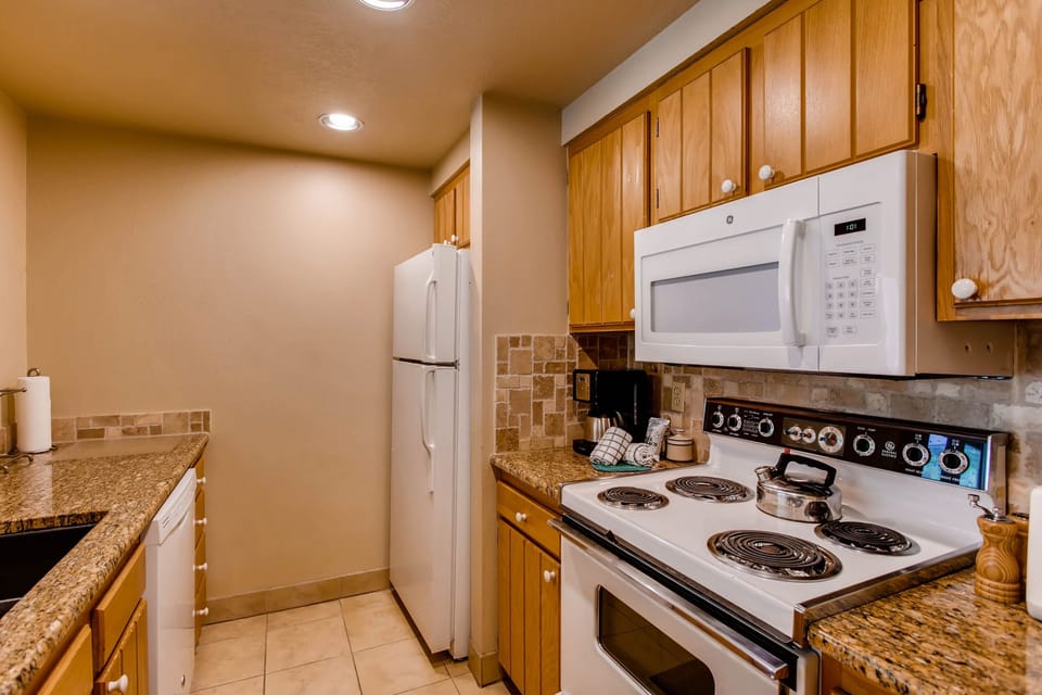 Condo, 3 Bedrooms | Private kitchen | Full-size fridge, microwave, oven, stovetop