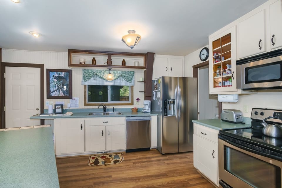 House, 3 Bedrooms | Private kitchen | Full-size fridge, microwave, oven, stovetop