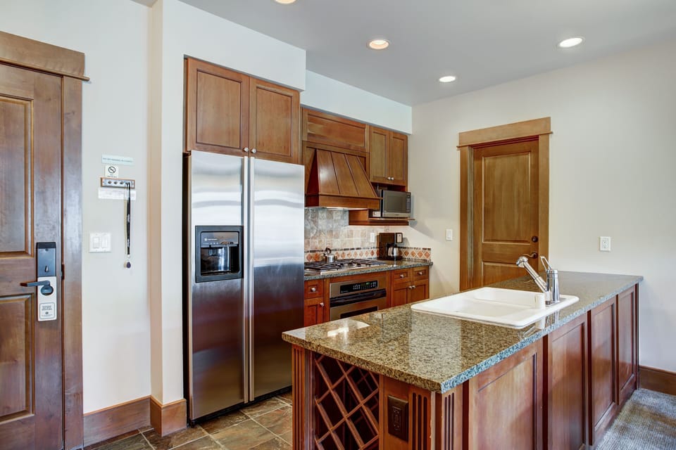 Condo, 1 Bedroom | Private kitchen | Full-size fridge, microwave, oven, stovetop