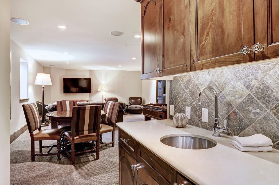 House, 5 Bedrooms | Private kitchen | Fridge, microwave, oven, stovetop