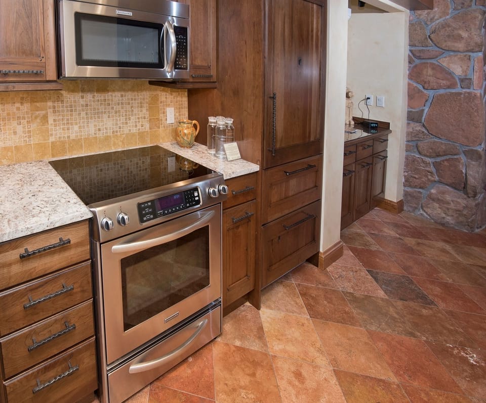 Condo, 1 Bedroom | Private kitchen | Fridge, microwave, oven, stovetop