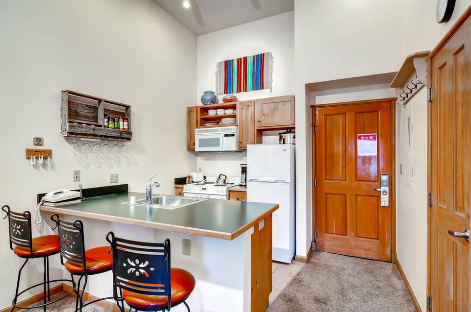 Condo, 1 Bedroom | Private kitchen | Full-size fridge, microwave, oven, stovetop