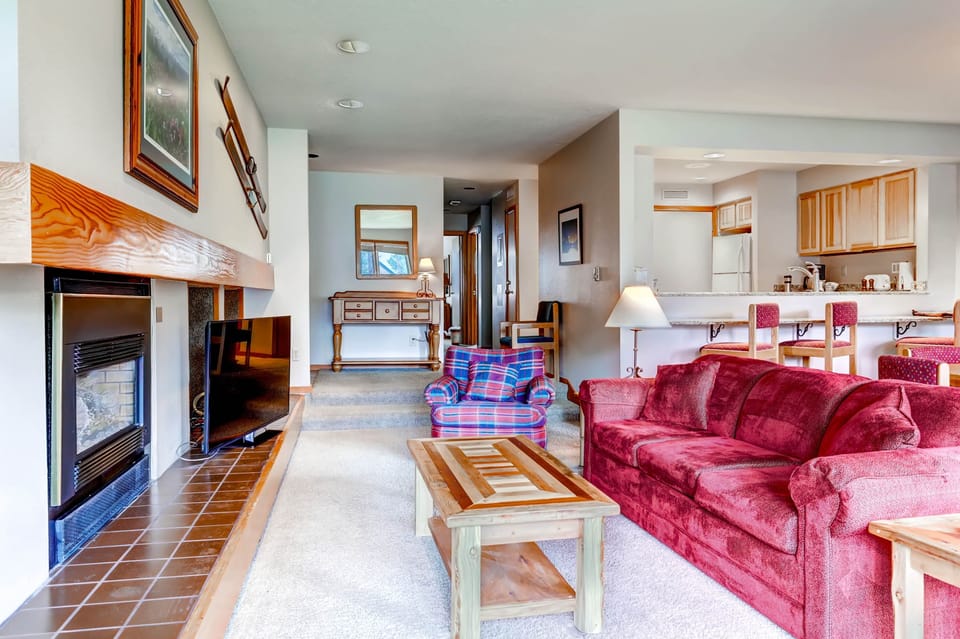 Townhome, 2 Bedrooms | Living area | Flat-screen TV, fireplace, DVD player