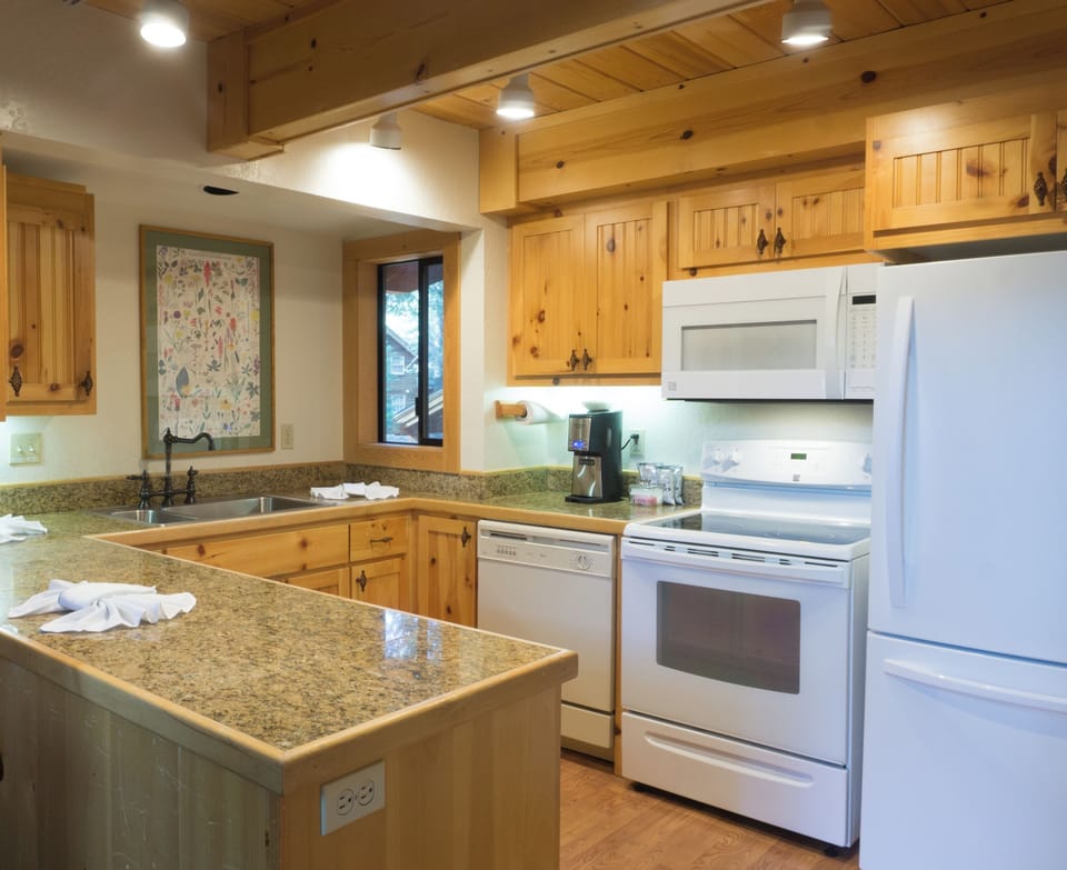 House, 3 Bedrooms | Private kitchen | Fridge, microwave, oven, dishwasher
