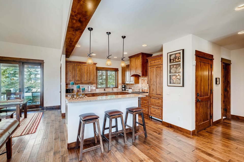 Townhome, 4 Bedrooms | Private kitchen | Fridge, microwave, oven, coffee/tea maker