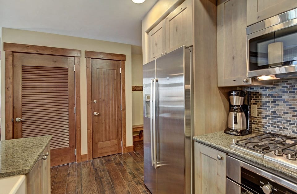 Condo, 1 Bedroom | Private kitchen | Full-size fridge, microwave, oven, stovetop