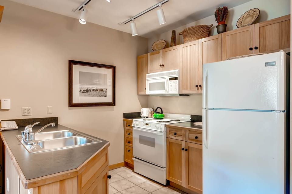 Studio | Private kitchen | Full-size fridge, microwave, oven, stovetop