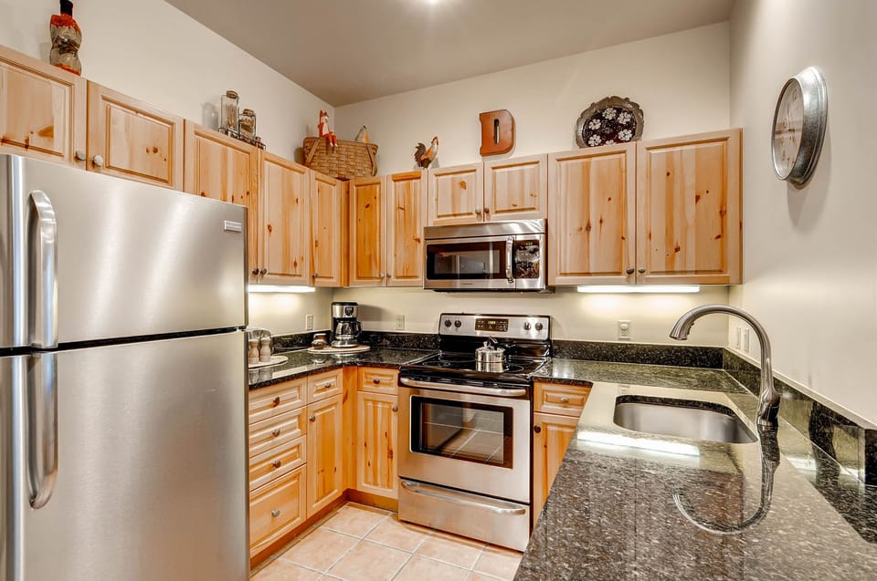 Studio | Private kitchen | Full-size fridge, microwave, oven, stovetop