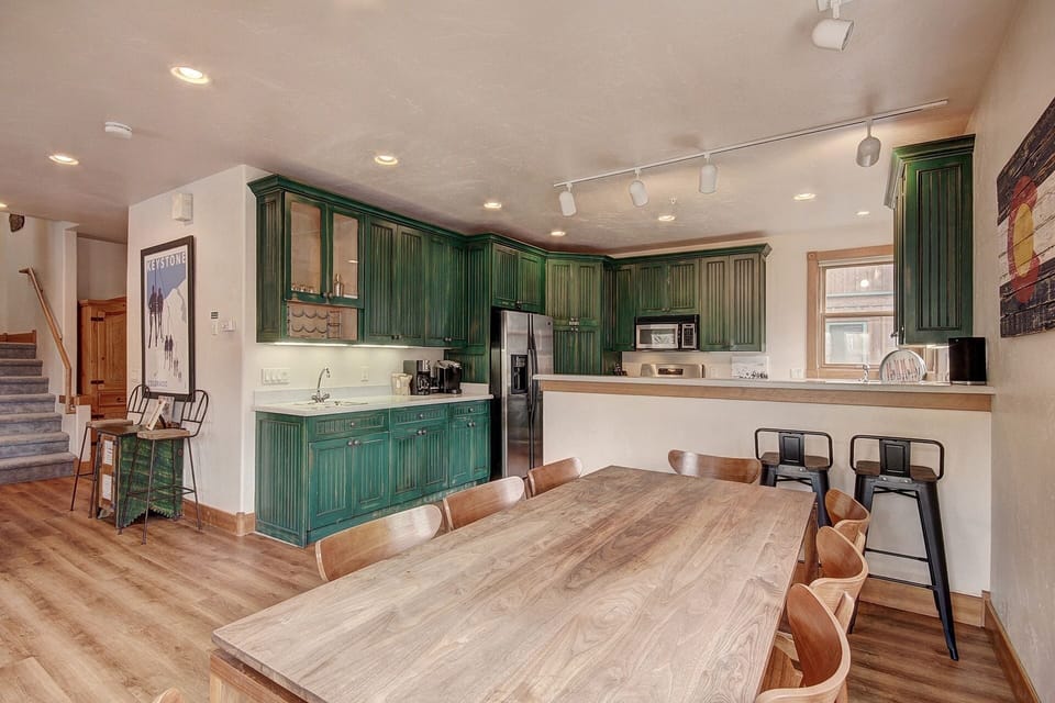 Condo, 4 Bedrooms | Private kitchen | Full-size fridge, microwave, oven, stovetop