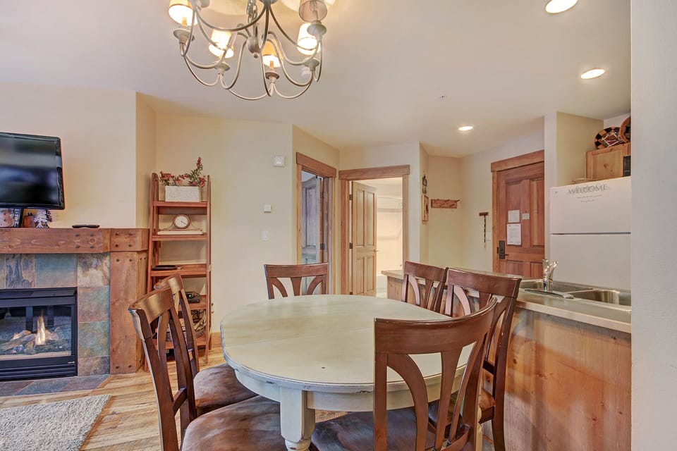 Condo, 2 Bedrooms | Dining
