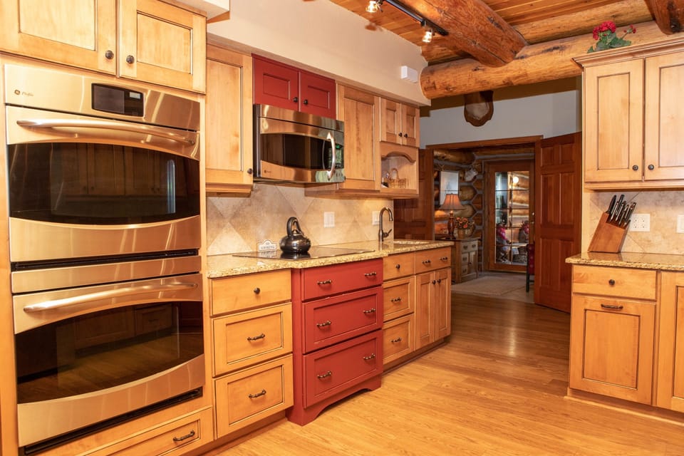 House, 5 Bedrooms | Private kitchen | Full-size fridge, microwave, oven, stovetop